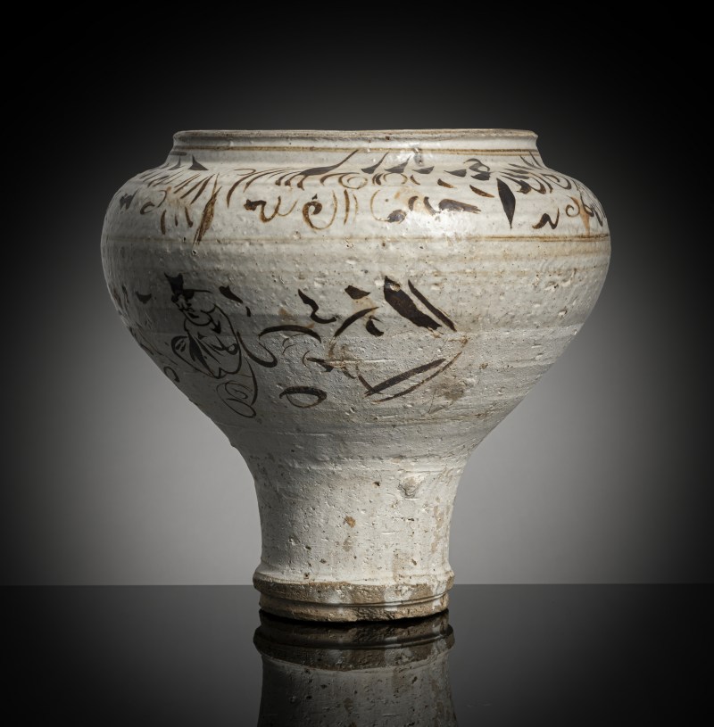 A Cizhou jar with figure decoration and a stylised inscription in Cizhou ware - 图2
