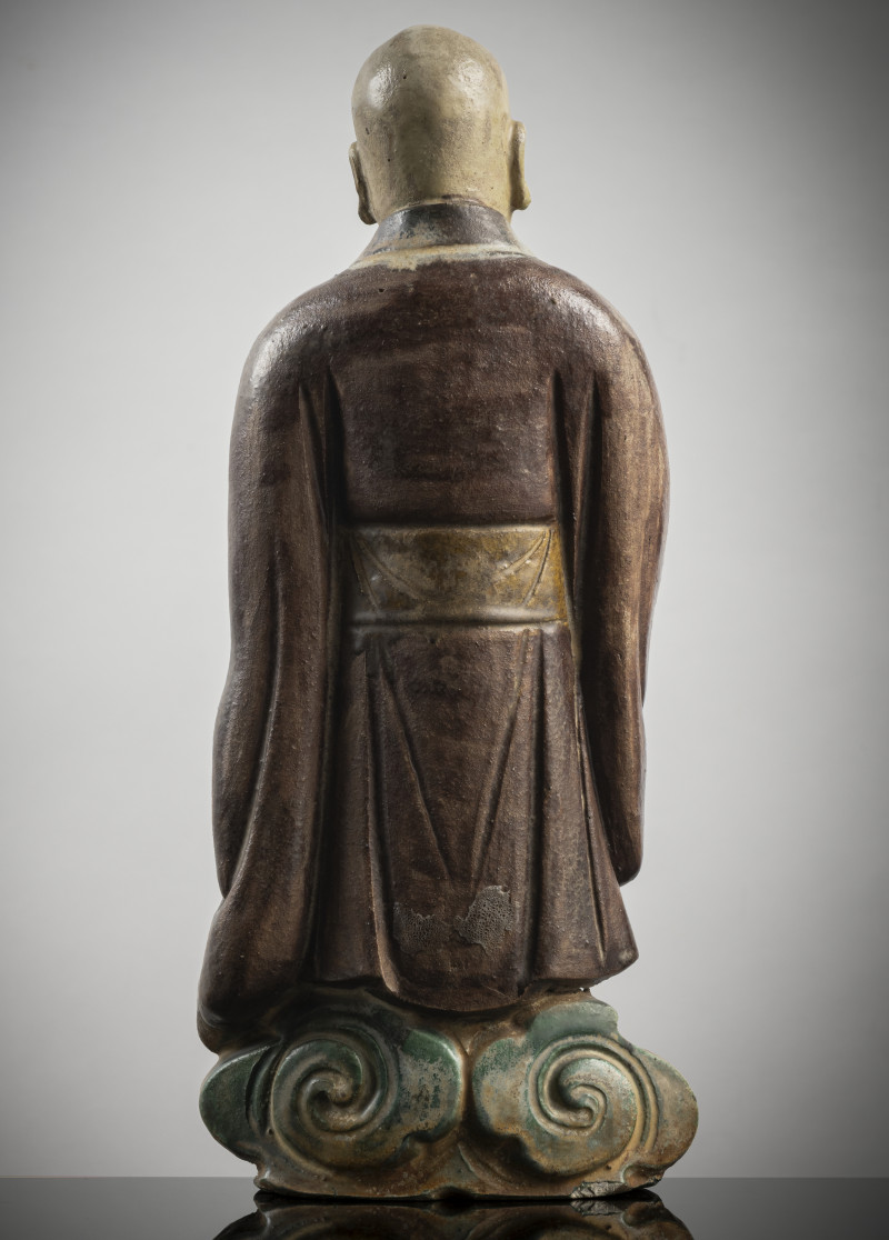 A ceramic figure of a standing monk - 图2