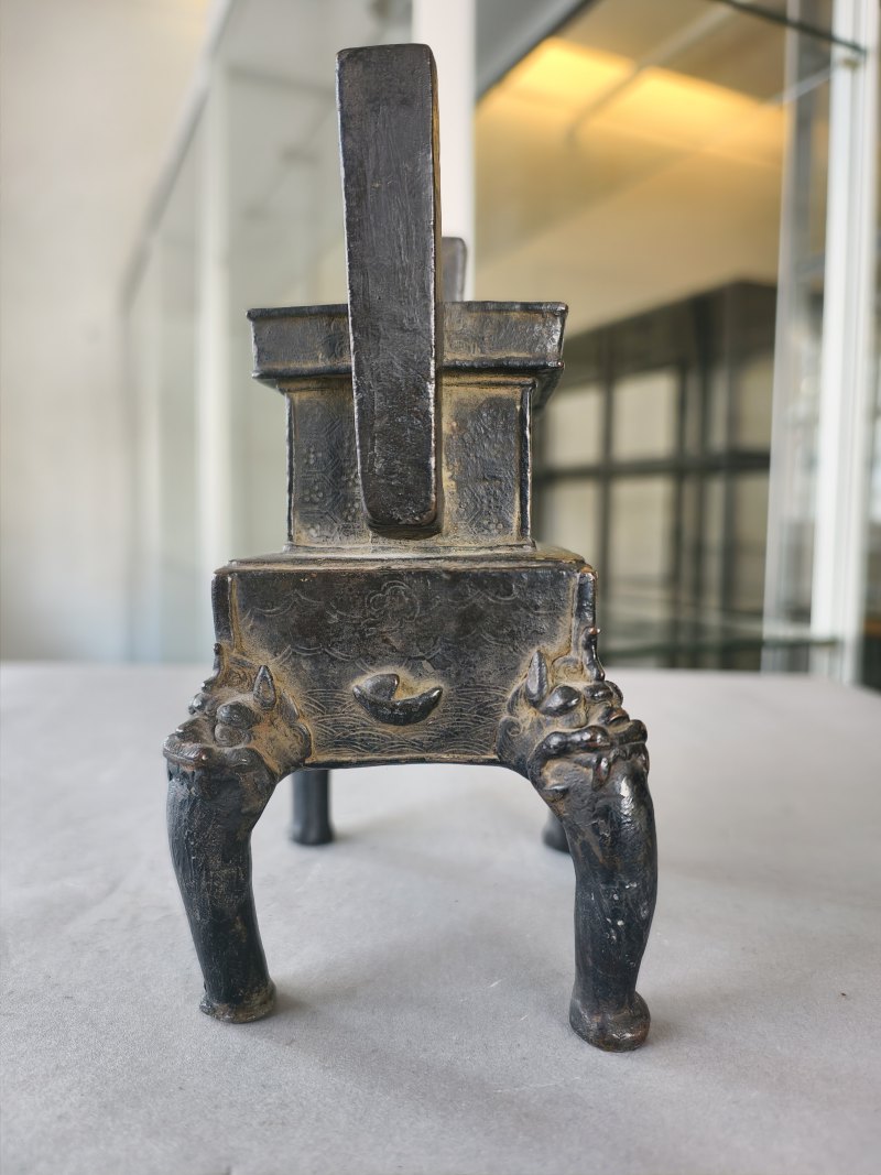 Two bronze incense burners, one on three legs, the second in the shape of a 'fang ding' - 图18