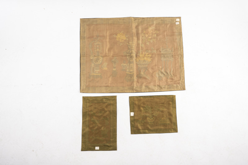 Three embroideries depicting the Hundred Antiquities - 图2