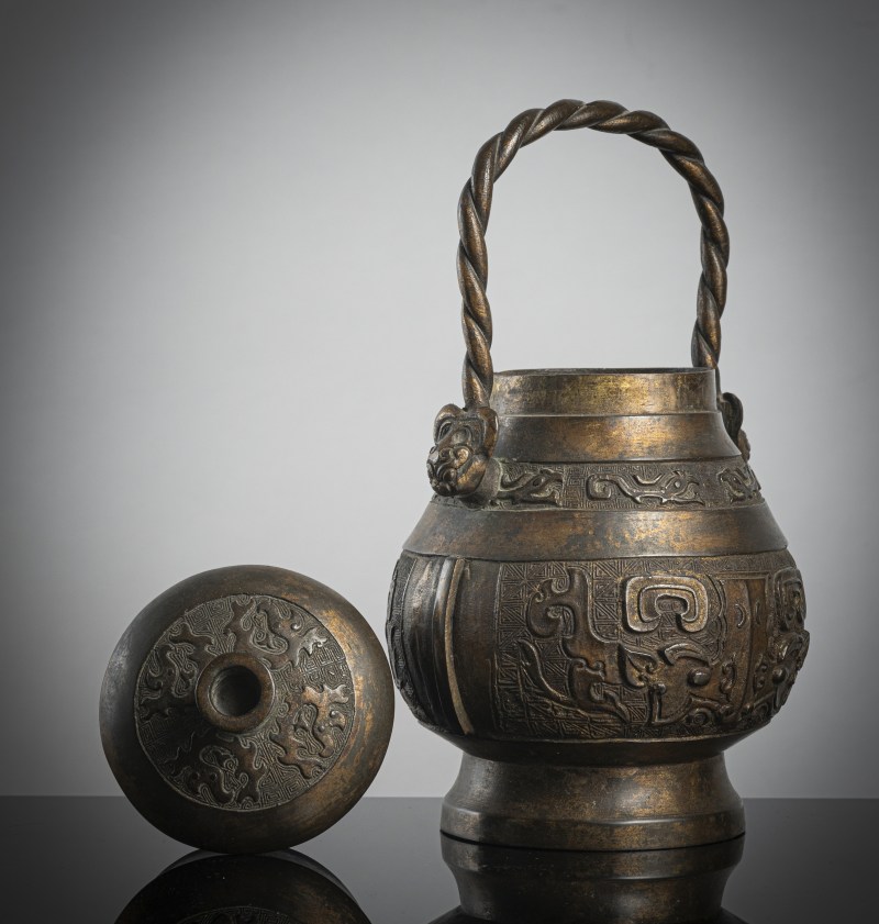 A bronze vessel 'hu' in archaic style with partial gilding - 图3