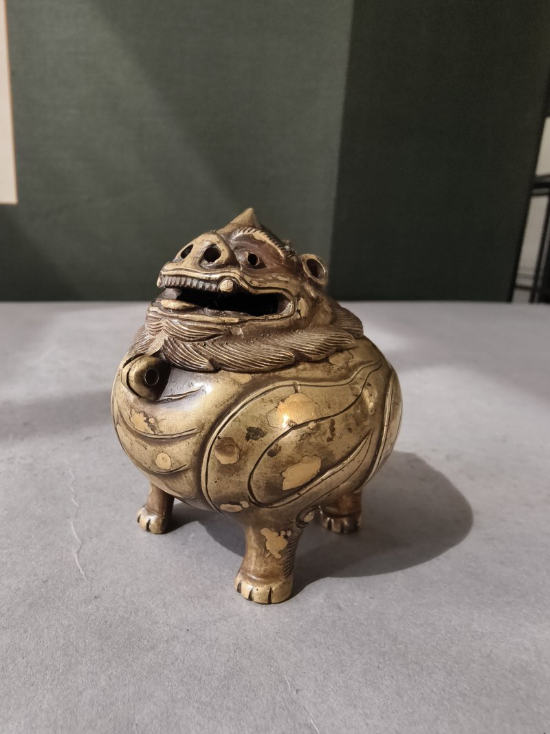 A small gold-splashed bronze censer in the shape of a Luduan - 图9