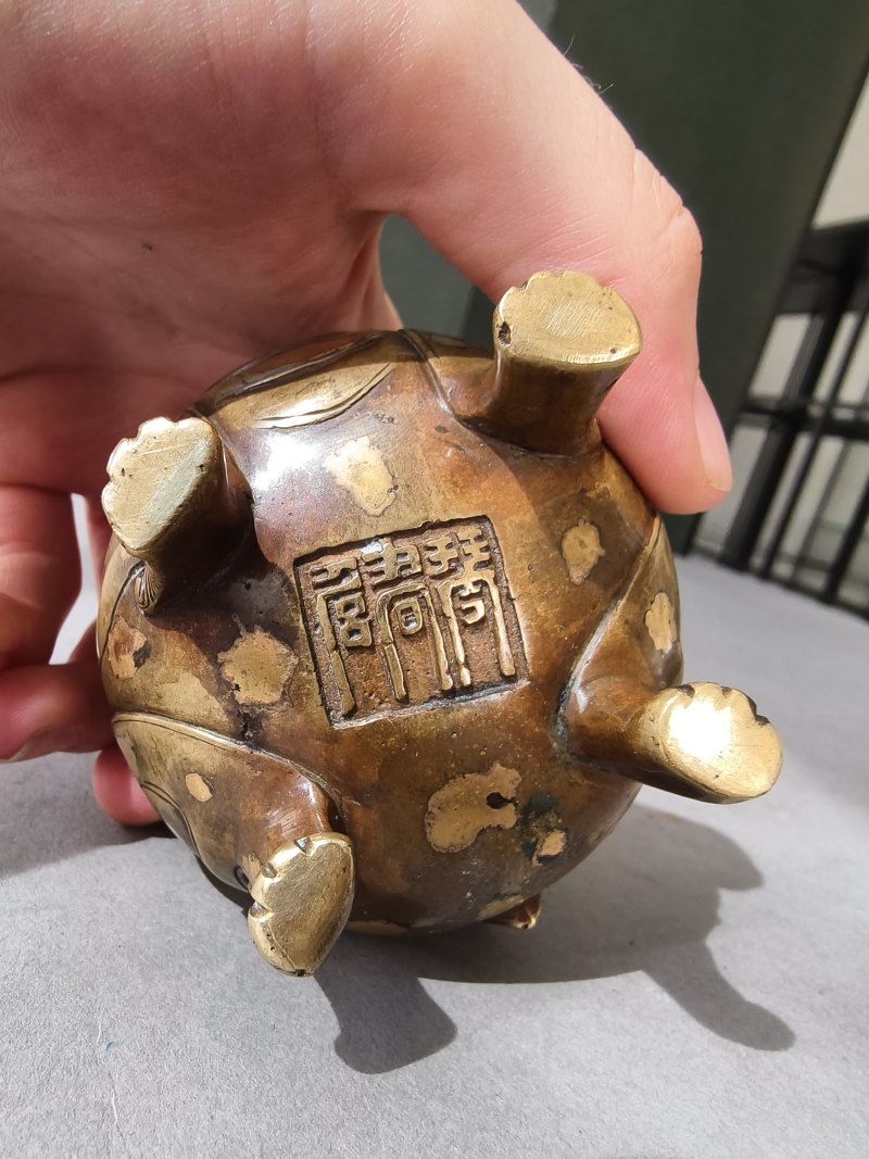 A small gold-splashed bronze censer in the shape of a Luduan - 图15