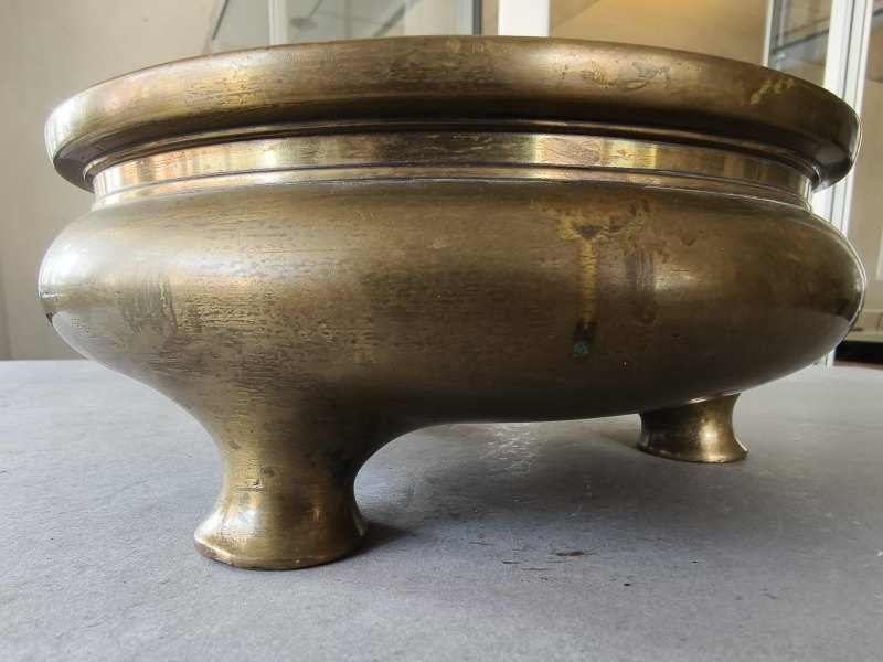 A flat heavy cast incense burner made of gold-coloured bronze on three short feet - 图11