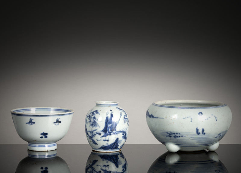 Three porcelains decorated in underglaze blue, including a bowl and incense burner - 图2