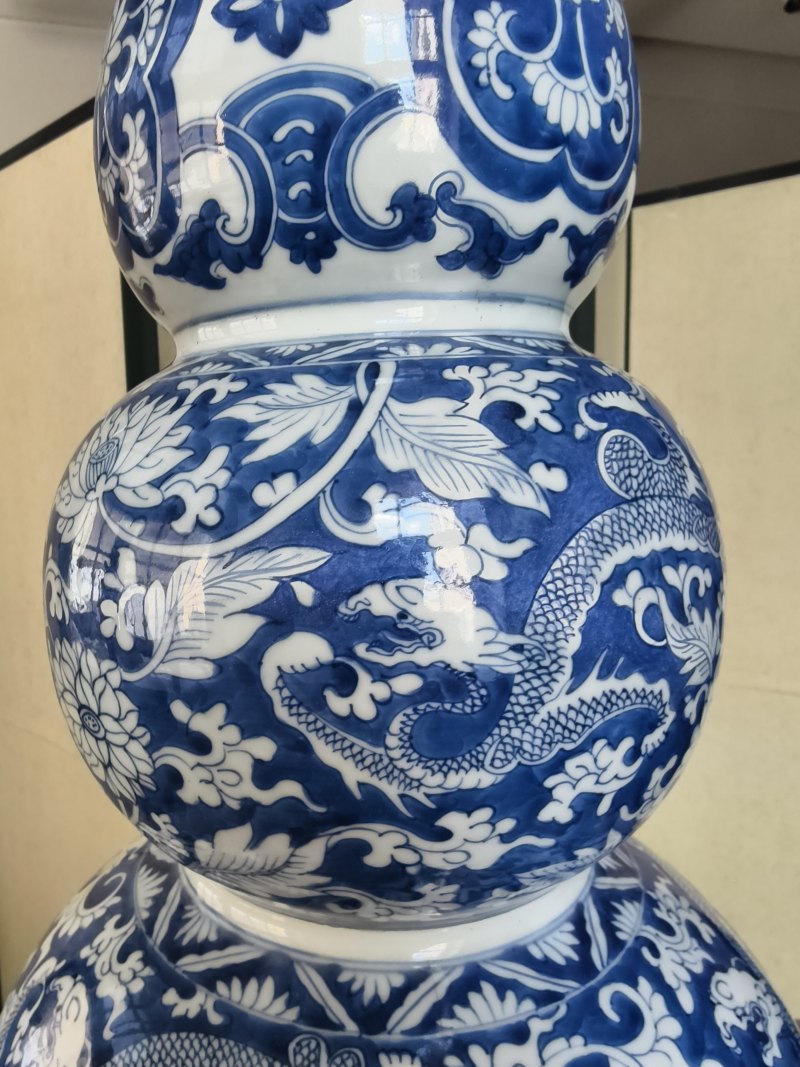 A large and rare 'triple gourd' porcelain vase with underglaze blue dragon decoration - 图26
