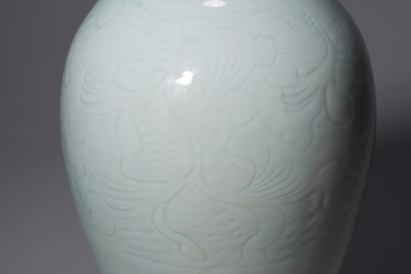 明代 青白釉暗刻莲花纹梅瓶 - 图6