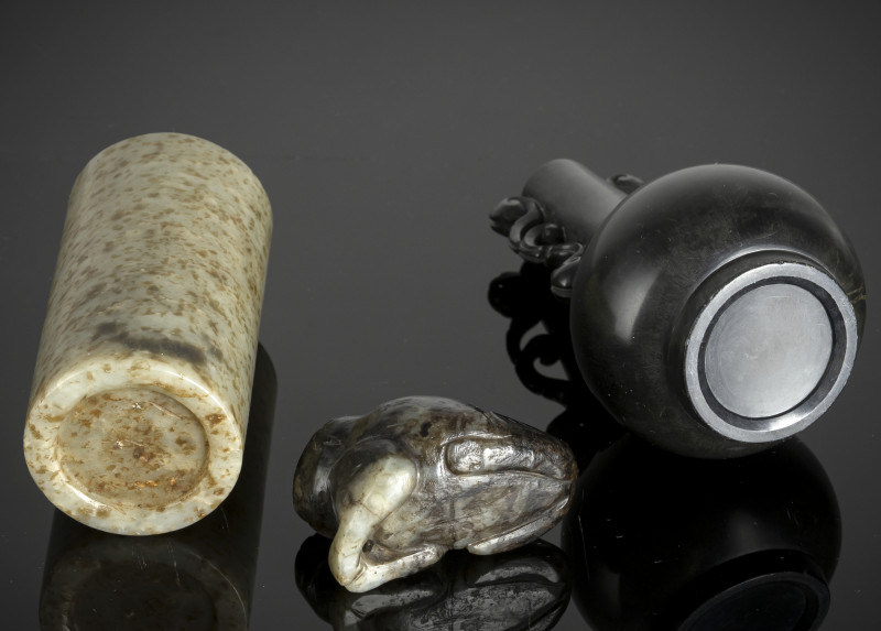 A black stone vase, a cylindrical jade cup and a jade carving of a mythical creature - 图3