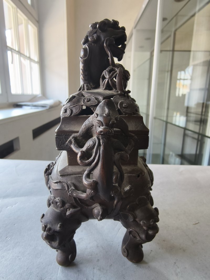A bronze censer and a part-gilt 'gu'-shaped bronze vase - 图11
