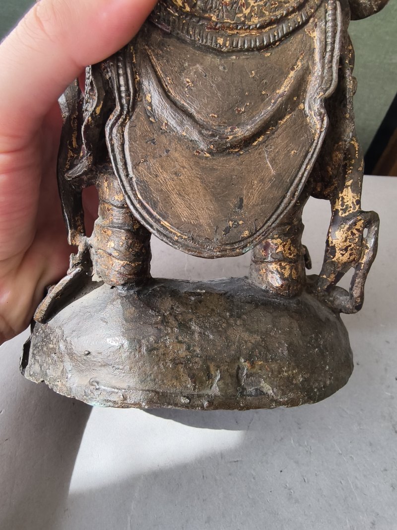 A bronze figure of standing Weituo on a stand dressed in splendid armour with traces of gilding - 图6