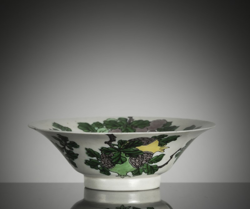 A 'Famille verte' biscuit porcelain bowl with 'Sanduo' decoration - 图5