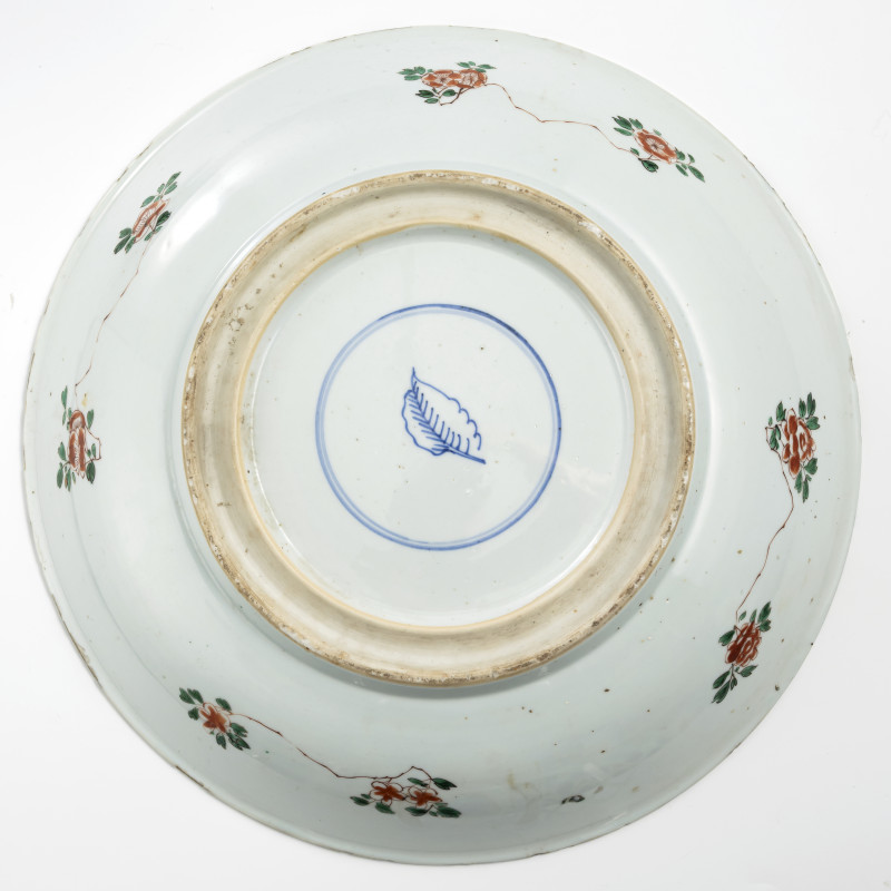 A large 'famille verte' porcelain charger featuring a pair of quails alongside flowers and butterflies, surrounded by a border of flowers and animals - 图3
