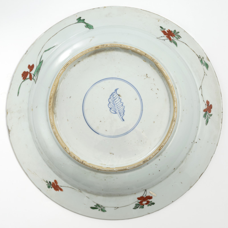 A large 'Famille verte' plate depicting a scene of beautiful women and children in a garden with a terrace - 图3