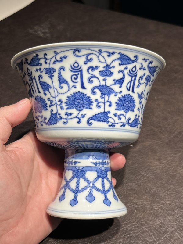 清乾隆 青花缠枝莲托八宝纹高足杯 - 图10
