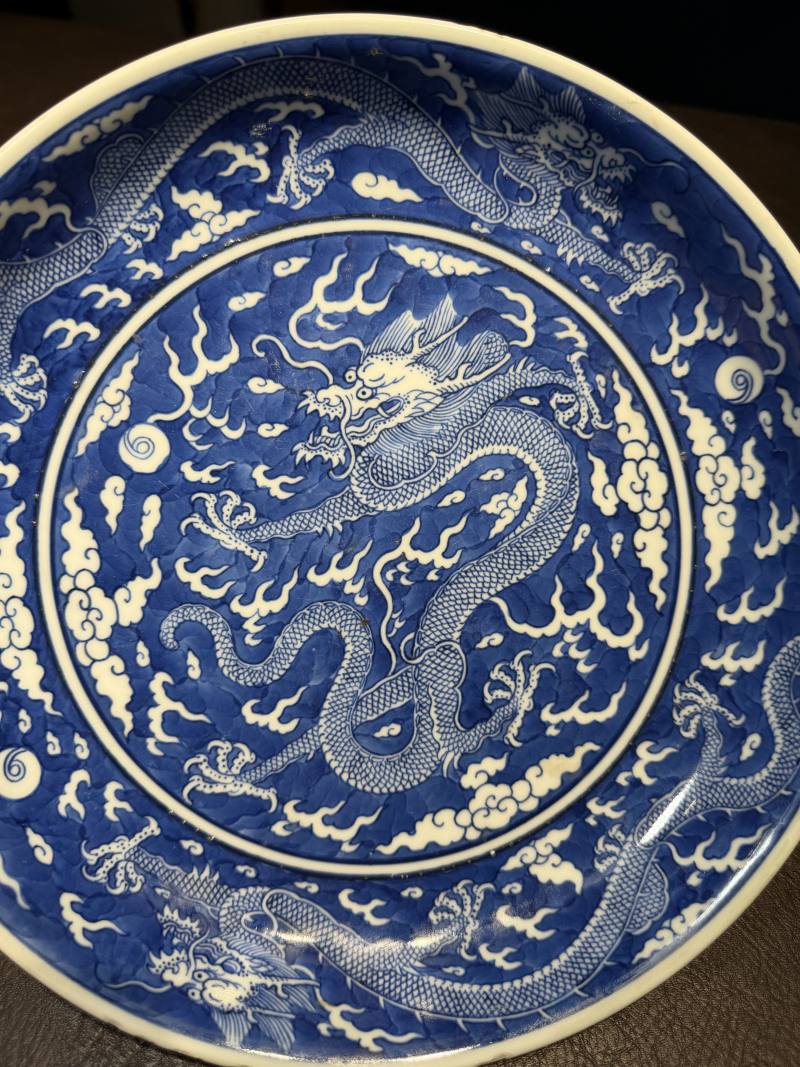 清乾隆 青花地留白龙纹盘 - 图9