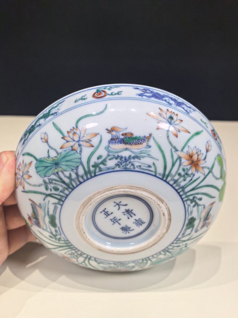 清雍正 斗彩鸳鸯荷塘图卧足盘一对 - 图8