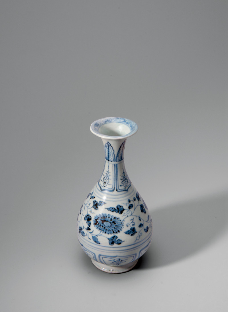 元·青花缠枝菊纹玉壶春瓶