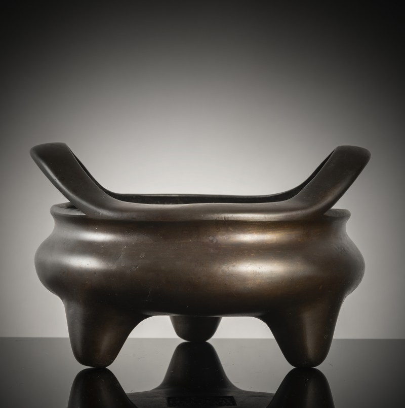 A tripod bronze incense burner with handles on the rim - 图2