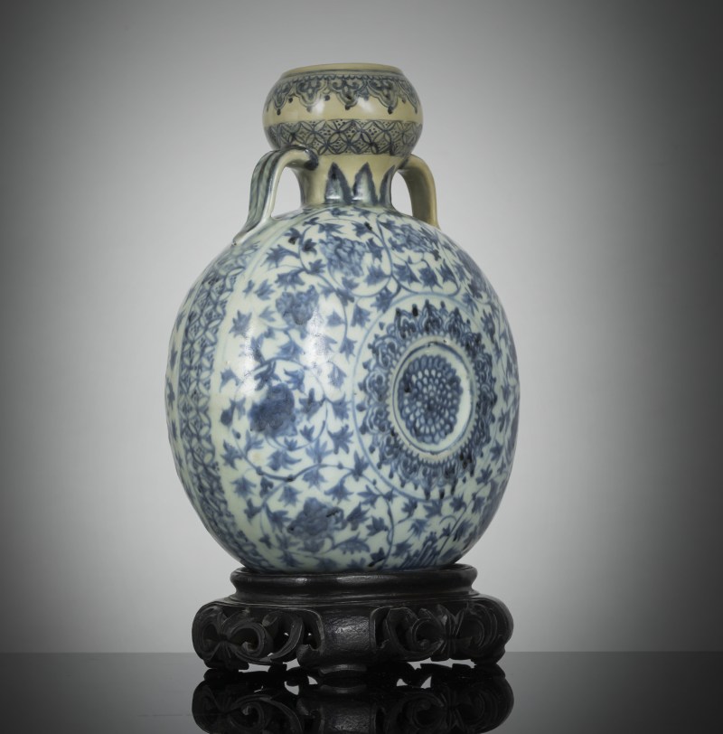 A rare blue and white porcelain pilgrim flask probably made for the Ottoman market on a wooden stand - 图2