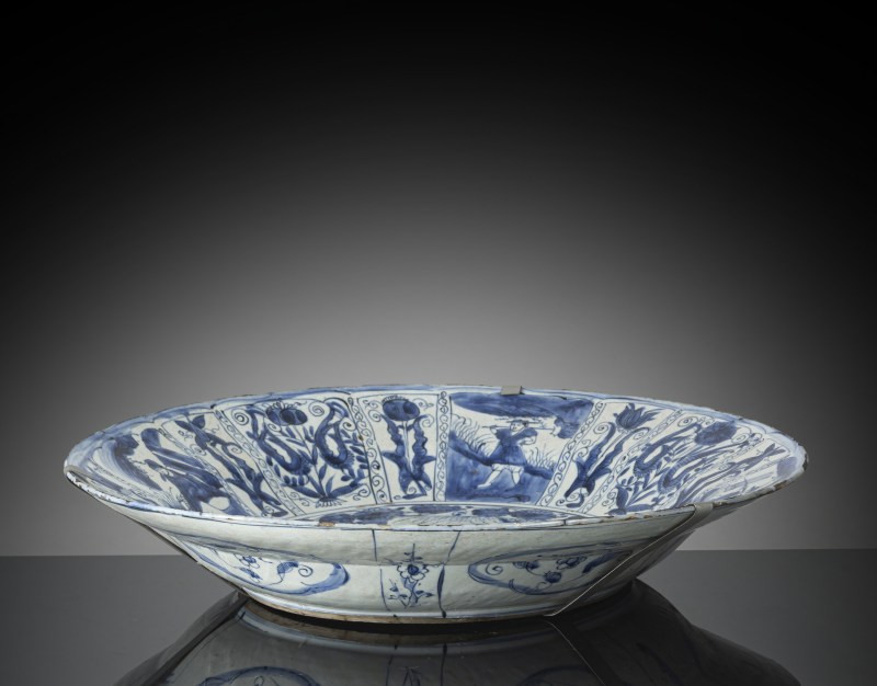 A large blue and white 'Kraak' charger with decoration of scholars and servant boy and reserves with tulips and flowers - 图2