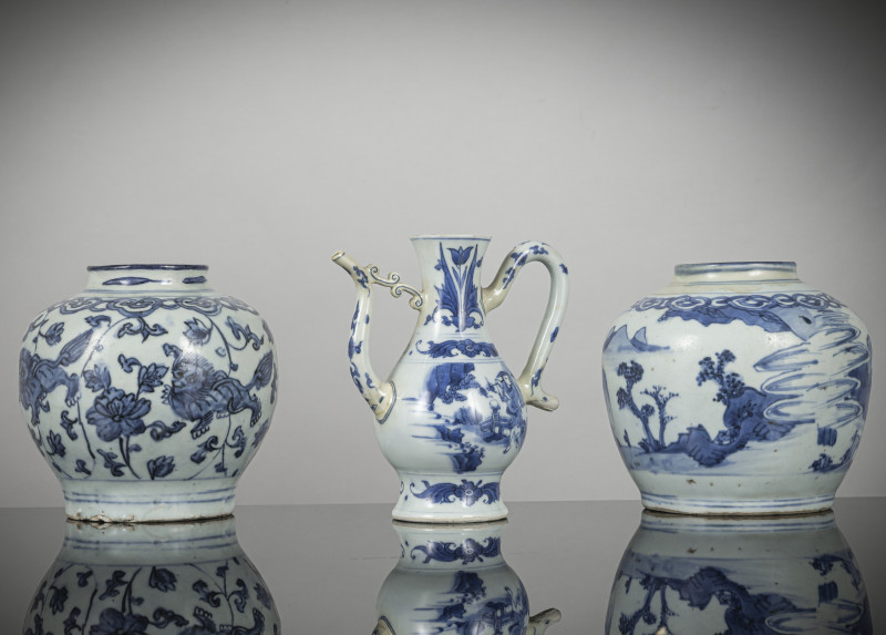 Two porcelain jars and a ewer with underglaze blue decoration - 图2