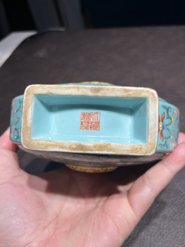 清乾隆 松绿地洋彩瑞莲纹抱月瓶 - 图28