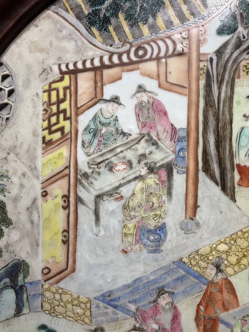 清乾隆 粉彩“十八学士”图圆形瓷板 - 图7