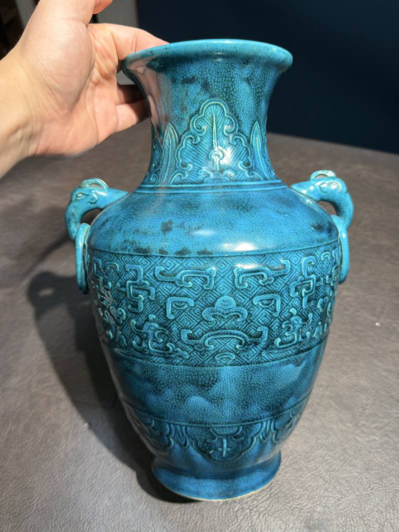 清乾隆 孔雀绿釉仿青铜器饕餮纹兽耳尊 - 图3