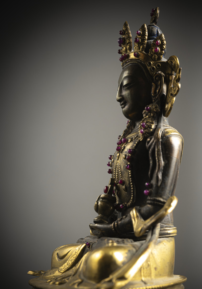 A part-gilt copper repoussé figure of Amitayus with glass and stone inlays - 图3
