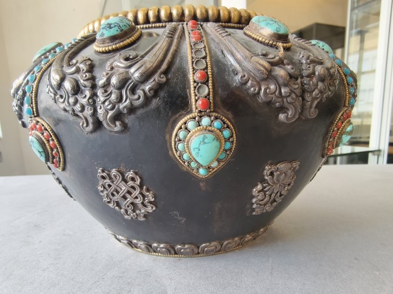 A PARCEL-GILT SILVER AND SEMI-PRECIOUS STONE INLAID METAL BOWL - 图12
