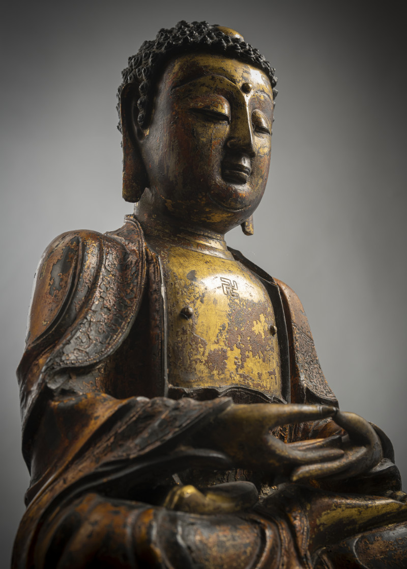 A GILT- AND RED-LACQUERED BRONZE FIGURE OF BUDDHA SHAKYAMUNI - 图4