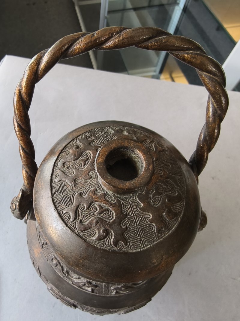 A bronze vessel 'hu' in archaic style with partial gilding - 图17