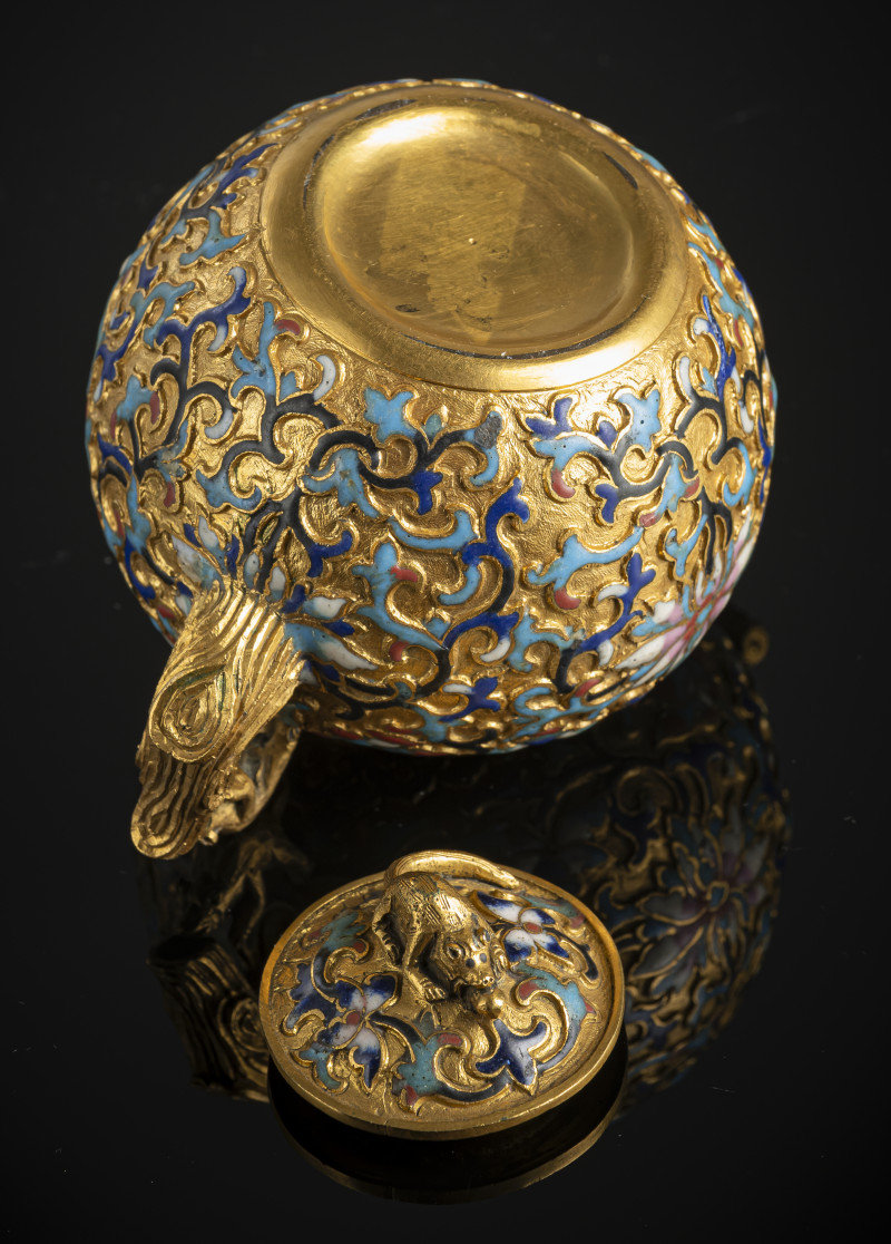 A fine gilt-bronze wine or teapot with champlevé decoration of lotus and foliage, the cover with a squirrel as knob - 图4