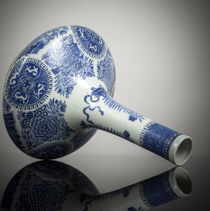 A finely decorated blue and white 'Fitzhugh' porcelain bottle vase - 图5
