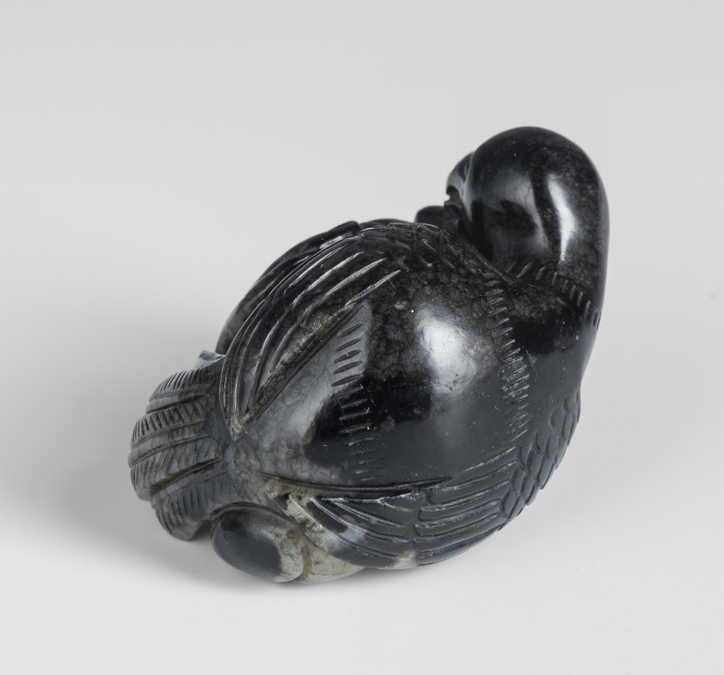 A jade carving of a parrot with fruit in green and black colouring - 图4