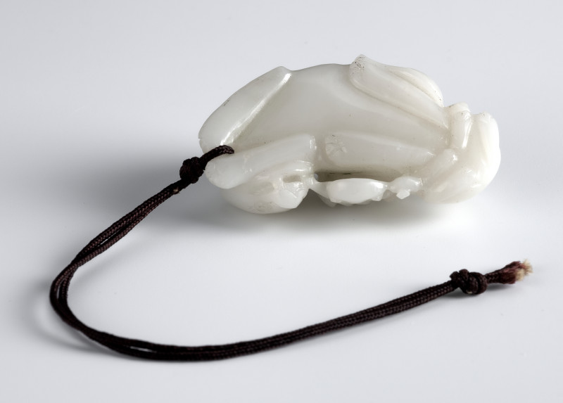 A white jade pendant in shape of a recumbent cat with young - 图3