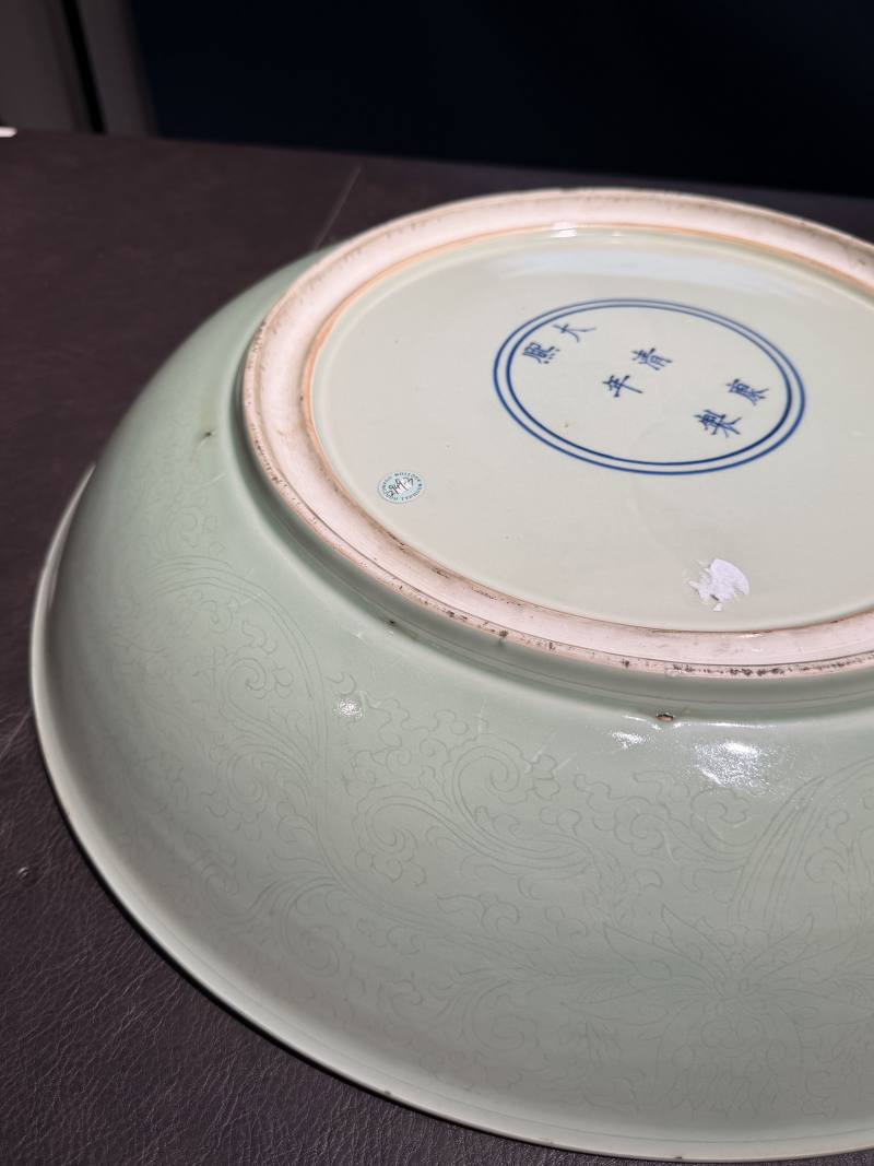 清康熙 冬青釉暗刻缠枝莲纹大盘 - 图9