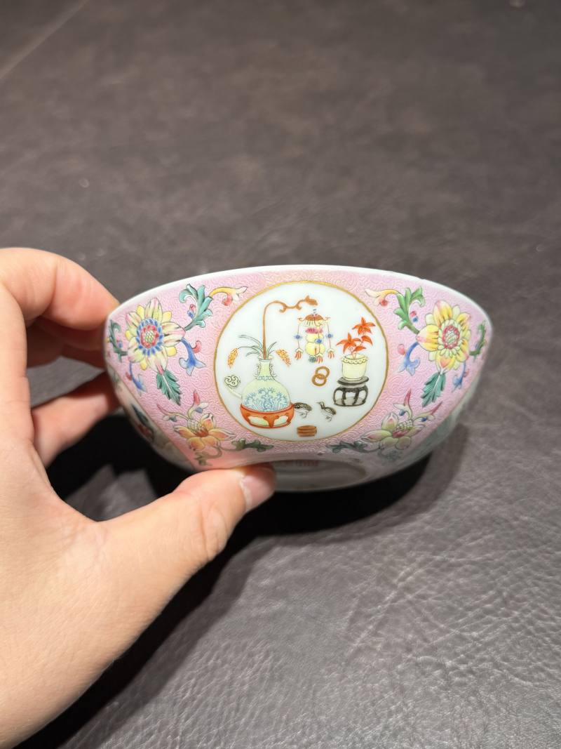 清道光 “嶰竹造”宫粉地洋彩开光博古花卉纹宫碗 - 图9