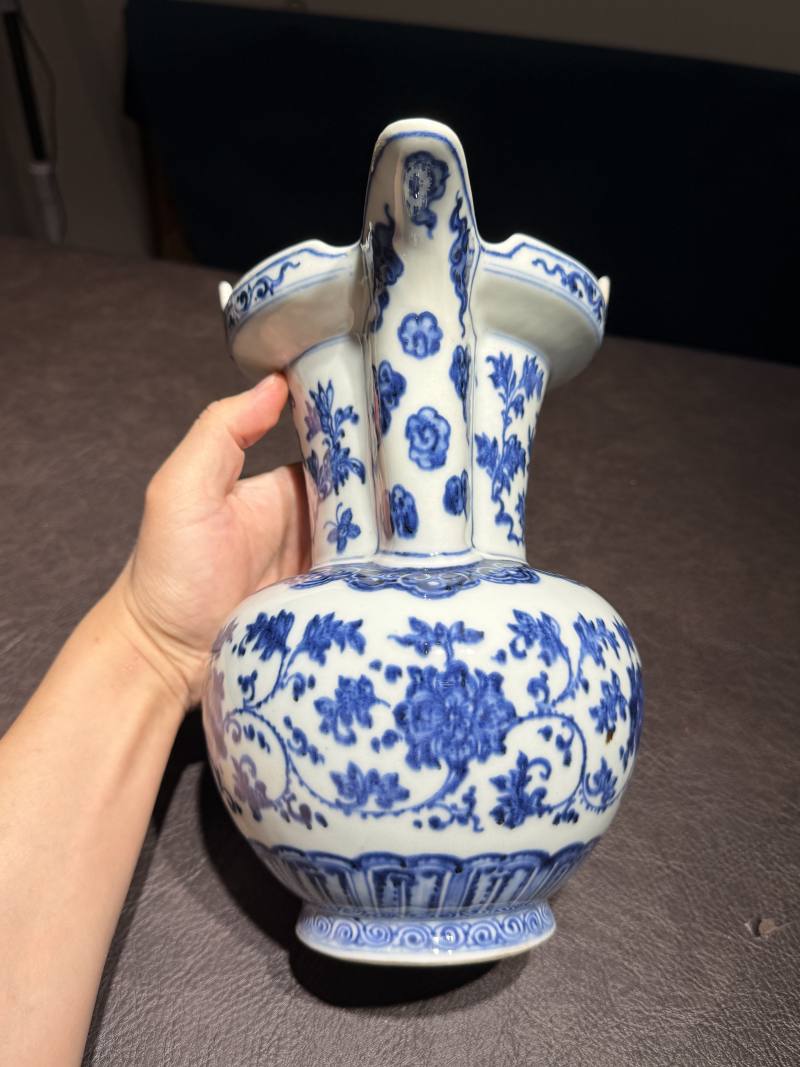 清乾隆 青花缠枝花卉纹僧帽壶 - 图6