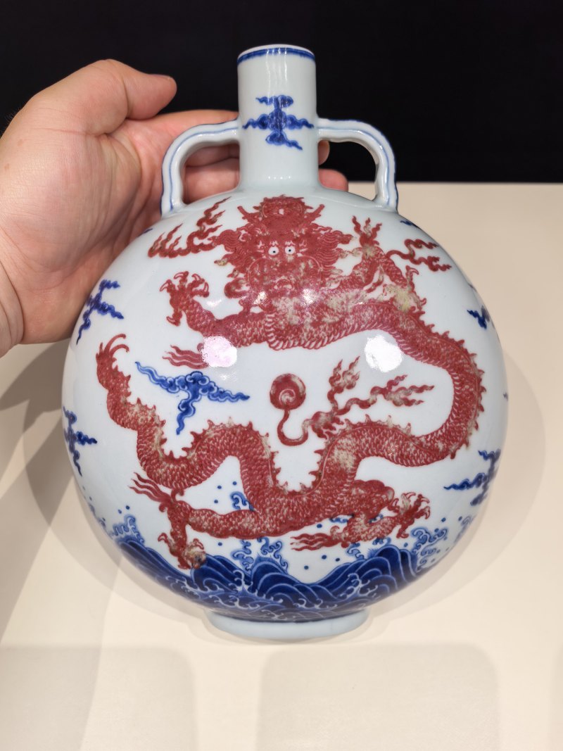 清乾隆 青花釉里红龙纹抱月瓶 - 图10