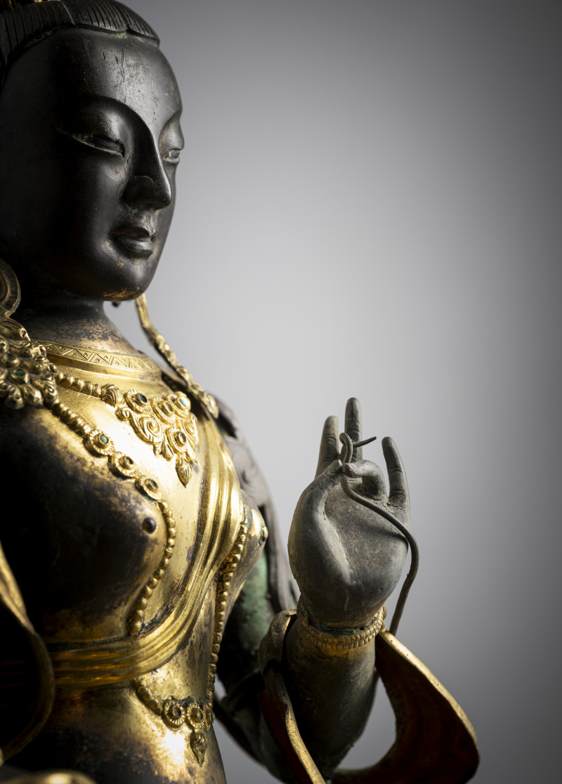 A PARCEL-GILT EMBOSSED COPPER FIGURE OF SYAMATARA - 图5