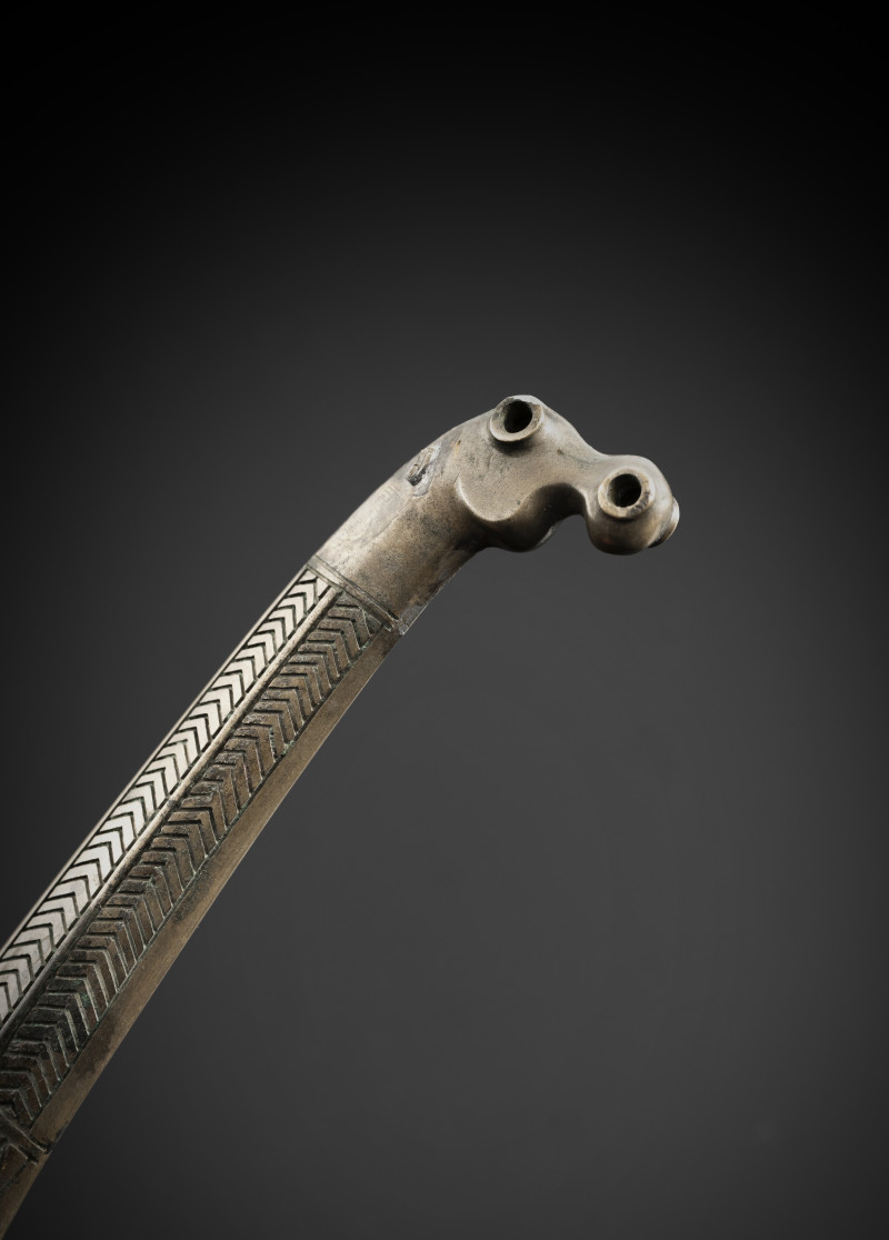 A bronze short dagger in archaic style, 'hsiung nu' - 图3