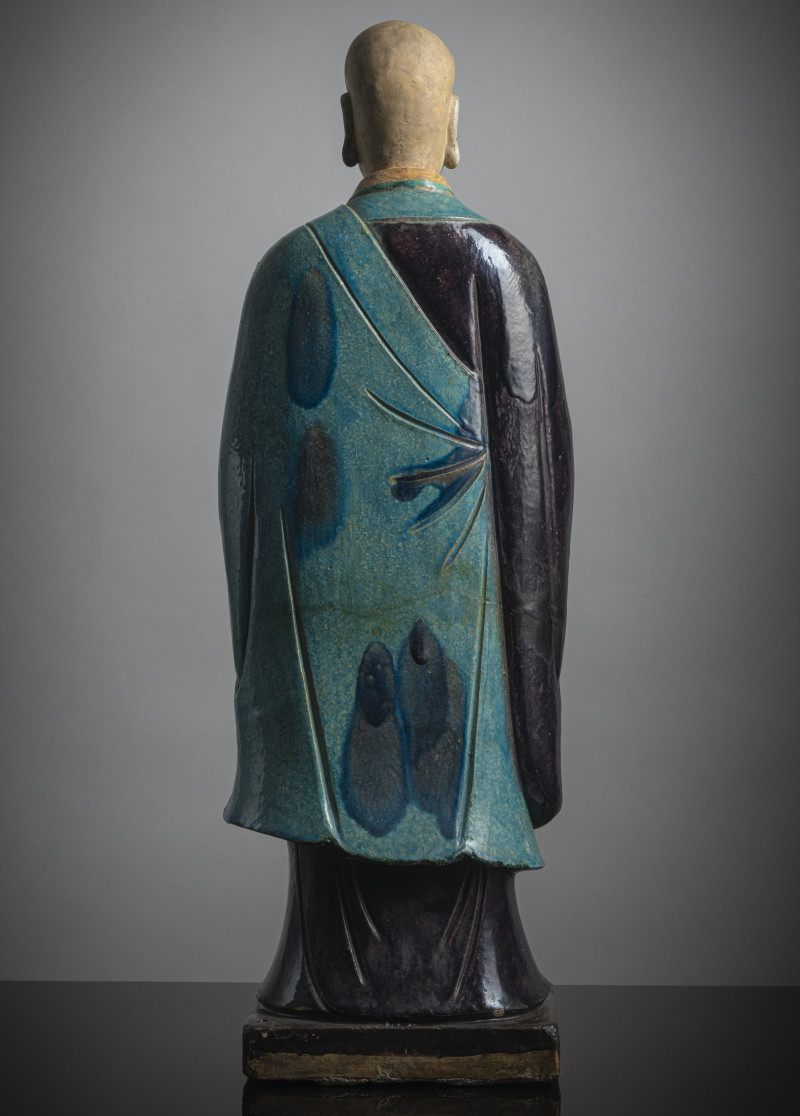 A large pottery figure of a standing Luohan with tricolour glaze, right hand raised - 图2