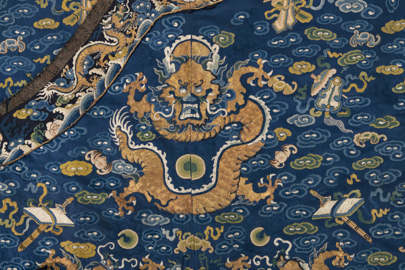 AN UNUSUAL BLUE EMBROIDERED DRAGON ROBE WITH SHIZI LIONS FOR A GENTLEMAN - 图3