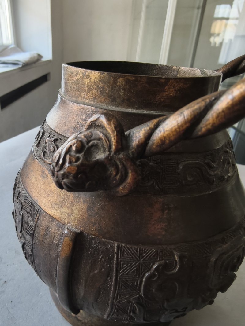 A bronze vessel 'hu' in archaic style with partial gilding - 图11