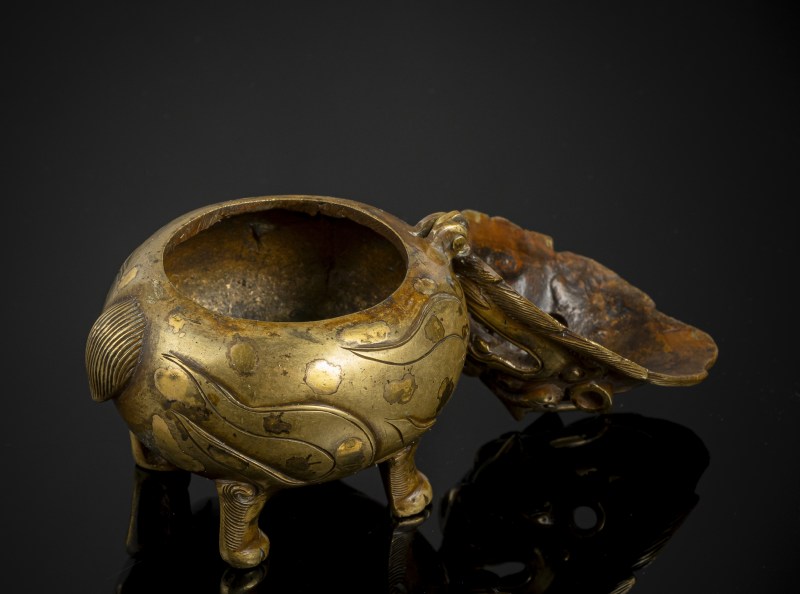 A small gold-splashed bronze censer in the shape of a Luduan - 图4