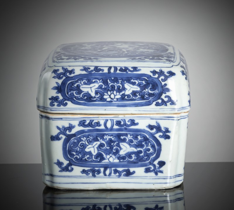 A fine porcelain box and cover decorated in underglaze blue for the Japanese market