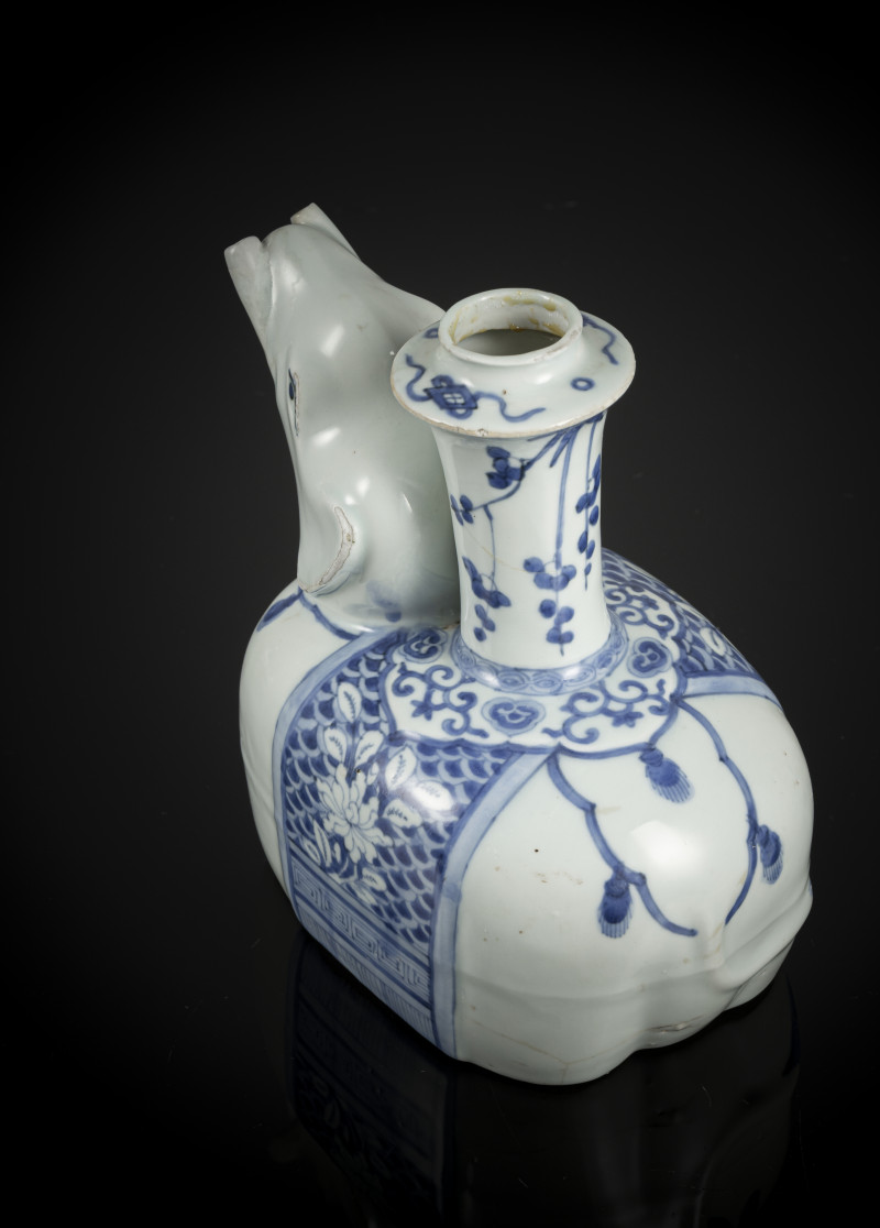 A blue and white elephant-form porcelain kendi - 图4