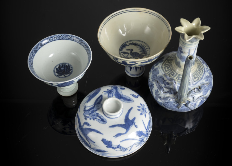 Two stemcups, a kendi and a lcover made of porcelain with underglaze blue decoration - 图4