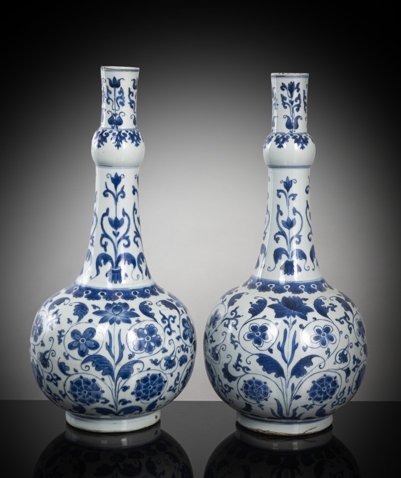 Two fine underglaze blue porcelain bottle vases - 图3
